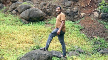 INDIA - 18 HAZİRAN 2021: Yaz parkında yürüyen genç Hintli adamın gündüz çekimi 