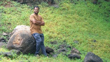 INDIA - 18 HAZİRAN 2021: Yaz parkında yürüyen genç Hintli adamın gündüz çekimi 