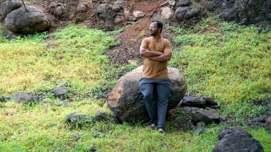 INDIA - 18 HAZİRAN 2021: Yaz parkında yürüyen genç Hintli adamın gündüz çekimi 