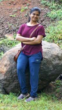 INDIA - 18 Temmuz 2021: Yaz parkında poz veren Hintli kadının açık hava portresi 