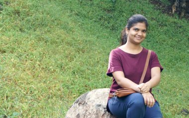 INDIA - 18 Temmuz 2021: Yaz parkında poz veren Hintli kadının açık hava portresi 