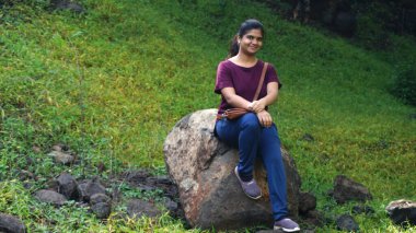 INDIA - 18 Temmuz 2021: Yaz parkında poz veren Hintli kadının açık hava portresi 