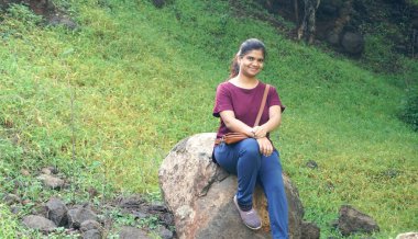 INDIA - 18 Temmuz 2021: Yaz parkında poz veren Hintli kadının açık hava portresi 