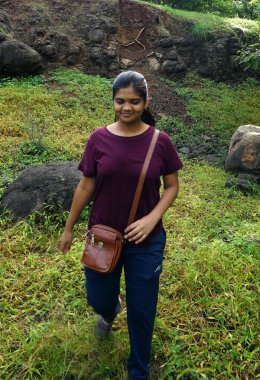 INDIA - 18 Temmuz 2021: Yaz parkında poz veren Hintli kadının açık hava portresi 