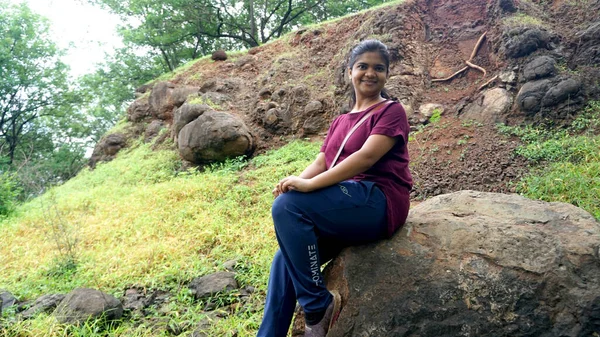 India Temmuz 2021 Yaz Parkında Poz Veren Hintli Kadının Açık — Stok fotoğraf