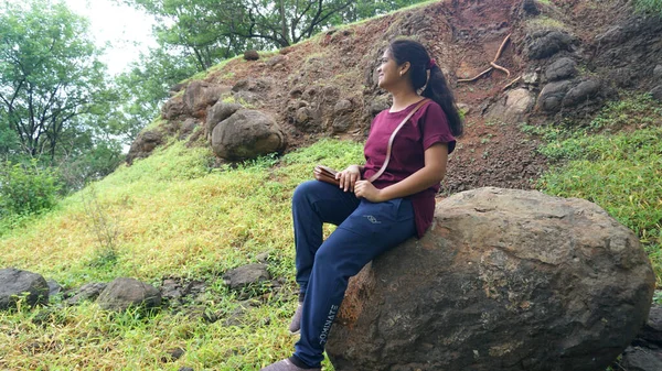 INDIA - 18 Temmuz 2021: Yaz parkında poz veren Hintli kadının açık hava portresi 