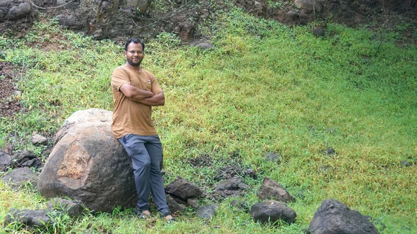 INDIA - 18 HAZİRAN 2021: Yaz parkında yürüyen genç Hintli adamın gündüz çekimi 