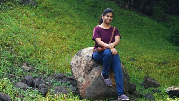 INDIA - 18 Temmuz 2021: Yaz parkında poz veren Hintli kadının açık hava portresi 