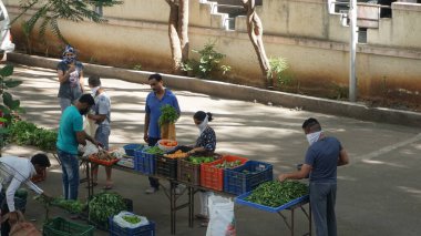 INDIA - 08 Mayıs 2020: Gündüz sebze pazarı ile sokakta duran kalabalık  