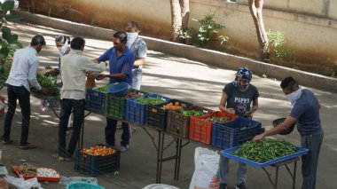 INDIA - 08 Mayıs 2020: Gündüz sebze pazarı ile sokakta duran kalabalık  