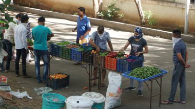 INDIA - 08 Mayıs 2020: Gündüz sebze pazarı ile sokakta duran kalabalık  