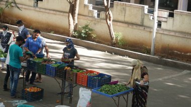 INDIA - 08 Mayıs 2020: Gündüz sebze pazarı ile sokakta duran kalabalık  