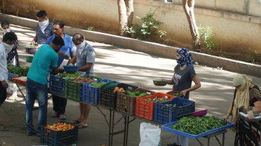 INDIA - 08 Mayıs 2020: Gündüz sebze pazarı ile sokakta duran kalabalık  