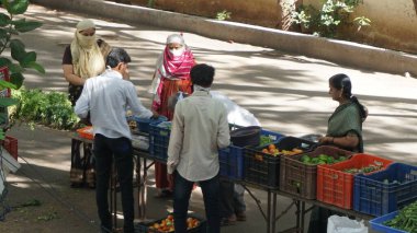 INDIA - 08 Mayıs 2020: Gündüz sebze pazarı ile sokakta duran kalabalık  