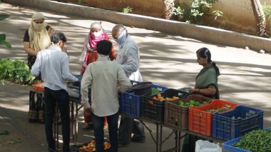 INDIA - 08 Mayıs 2020: Gündüz sebze pazarı ile sokakta duran kalabalık  