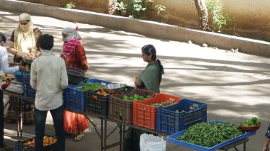 INDIA - 08 Mayıs 2020: Gündüz sebze pazarı ile sokakta duran kalabalık  