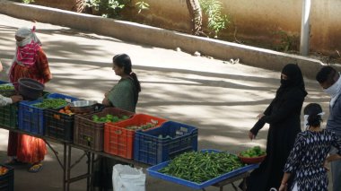 INDIA - 08 Mayıs 2020: Gündüz sebze pazarı ile sokakta duran kalabalık  