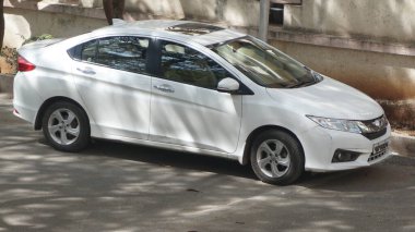 INDIA - 08 Mayıs 2020: gündüz vakti eski Hint şehrinin caddesine park edilmiş beyaz araba 