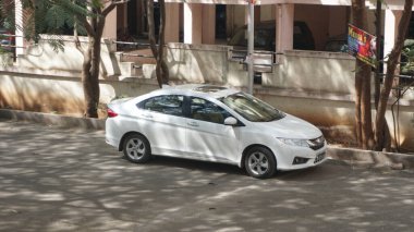 INDIA - 08 Mayıs 2020: gündüz vakti eski Hint şehrinin caddesine park edilmiş beyaz araba 