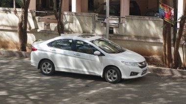 INDIA - 08 Mayıs 2020: gündüz vakti eski Hint şehrinin caddesine park edilmiş beyaz araba 