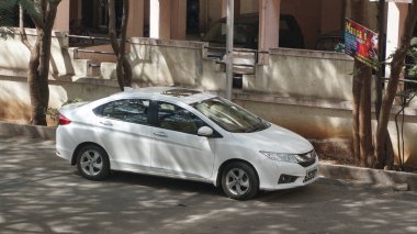 INDIA - 08 Mayıs 2020: gündüz vakti eski Hint şehrinin caddesine park edilmiş beyaz araba 