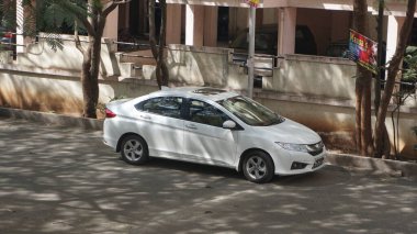 INDIA - 08 Mayıs 2020: gündüz vakti eski Hint şehrinin caddesine park edilmiş beyaz araba 