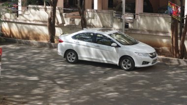 INDIA - 08 Mayıs 2020: gündüz vakti eski Hint şehrinin caddesine park edilmiş beyaz araba 