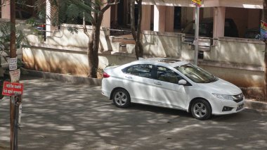 INDIA - 08 Mayıs 2020: gündüz vakti eski Hint şehrinin caddesine park edilmiş beyaz araba 