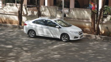 INDIA - 08 Mayıs 2020: gündüz vakti eski Hint şehrinin caddesine park edilmiş beyaz araba 