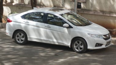 INDIA - 08 Mayıs 2020: gündüz vakti eski Hint şehrinin caddesine park edilmiş beyaz araba 