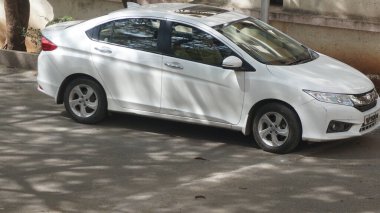 INDIA - 08 Mayıs 2020: gündüz vakti eski Hint şehrinin caddesine park edilmiş beyaz araba 