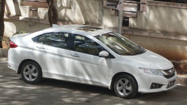 INDIA - 08 Mayıs 2020: gündüz vakti eski Hint şehrinin caddesine park edilmiş beyaz araba 