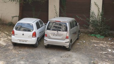 INDIA - 08 Mayıs 2020: Eski Hint şehrinin caddesinde gündüz vakti park etmiş arabalar 