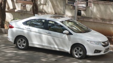 INDIA - 08 Mayıs 2020: gündüz vakti eski Hint şehrinin caddesine park edilmiş beyaz araba 