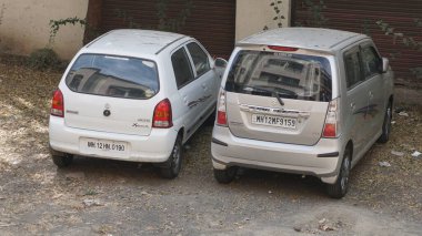 INDIA - 08 Mayıs 2020: Eski Hint şehrinin caddesinde gündüz vakti park etmiş arabalar 