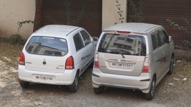 INDIA - 08 Mayıs 2020: Eski Hint şehrinin caddesinde gündüz vakti park etmiş arabalar 