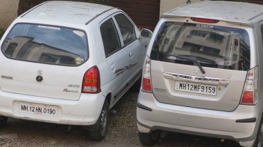 INDIA - 08 Mayıs 2020: Eski Hint şehrinin caddesinde gündüz vakti park etmiş arabalar 