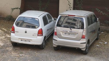 INDIA - 08 Mayıs 2020: Eski Hint şehrinin caddesinde gündüz vakti park etmiş arabalar 