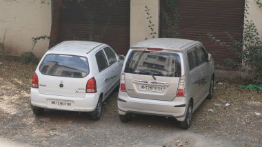 INDIA - 08 Mayıs 2020: Eski Hint şehrinin caddesinde gündüz vakti park etmiş arabalar 