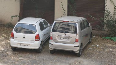 INDIA - 08 Mayıs 2020: Eski Hint şehrinin caddesinde gündüz vakti park etmiş arabalar 