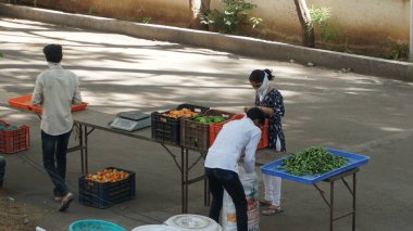 INDIA - 08 Mayıs 2020: Gündüz sebze pazarı ile sokakta duran kalabalık  