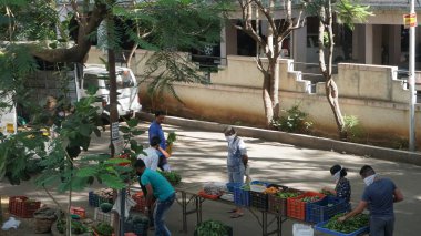 INDIA - 08 Mayıs 2020: Gündüz sebze pazarı ile sokakta duran kalabalık  