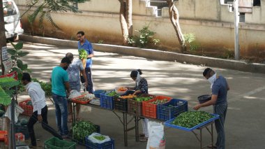 INDIA - 08 Mayıs 2020: Gündüz sebze pazarı ile sokakta duran kalabalık  