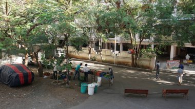 INDIA - 08 Mayıs 2020: Gündüz sebze pazarı ile sokakta duran kalabalık  