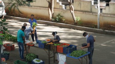 INDIA - 15 Ekim 2021: Hintli satıcılar ürünlerini gündüz vakti sokak gıda pazarında sunuyorlar