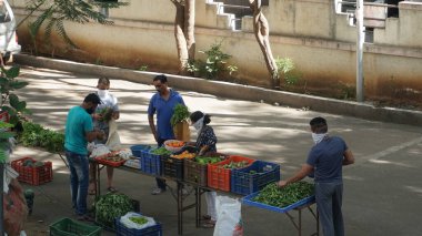 INDIA - 15 Ekim 2021: Hintli satıcılar ürünlerini gündüz vakti sokak gıda pazarında sunuyorlar