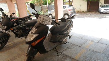 INDIA - 09 Mayıs 2020: Gündüz vakti sokağa park edilmiş motosikletlerin yakınlaşması 