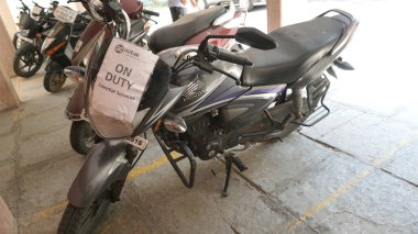 INDIA - 09 Mayıs 2020: Gündüz vakti sokağa park edilmiş motosikletlerin yakınlaşması 