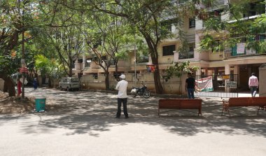 INDIA - 1 Mayıs 2020: Hintliler gündüz vakti arabaları ve yeşil ağaçlarıyla caddelerde hareket ediyorlar 