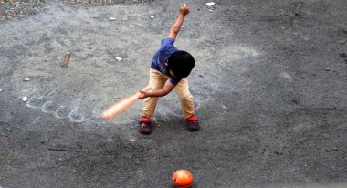 INDIA - 03th FEBRARY, 2020: gündüz vakti Hintli çocuk sokakta kriketle oynuyor 